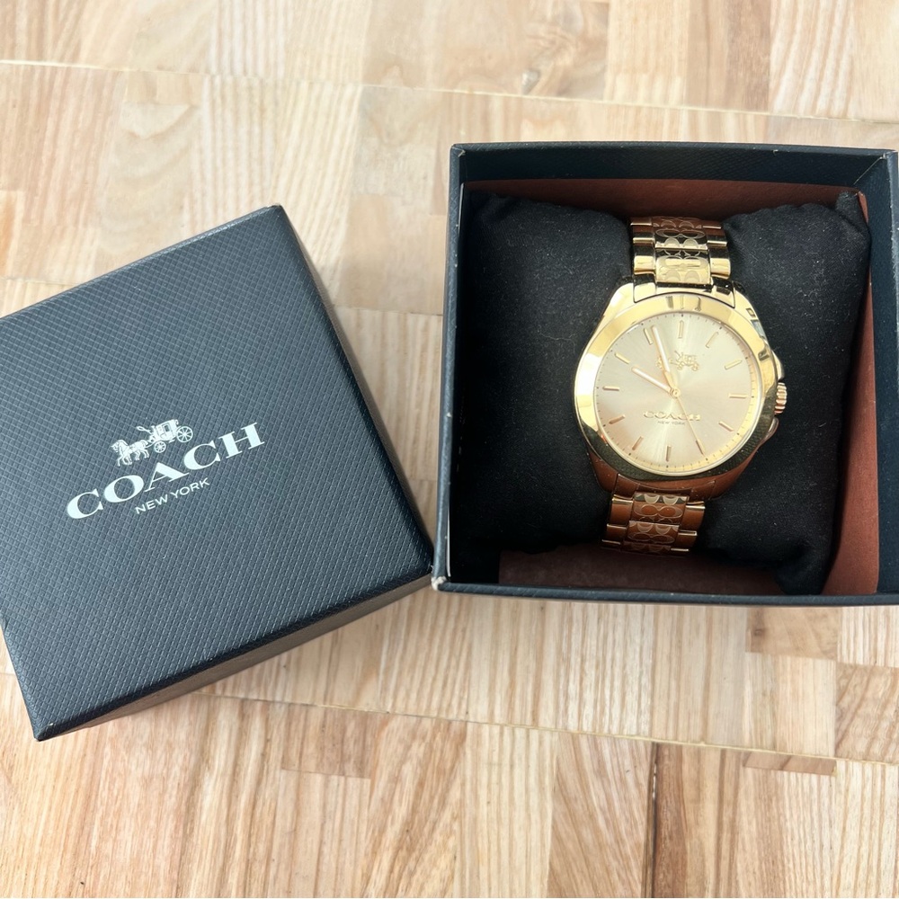 Coach New York ladies gold tone classic dress watch NEW BATTERY - Picture 4 of 14